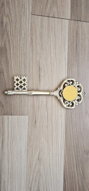 Vand o cheie din plastic cu termometru si o imagine cu Fecioara Maria si Domnul nostru Isus Hristos. - imagine 2