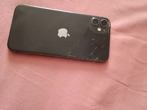 iPhone 11 negru.