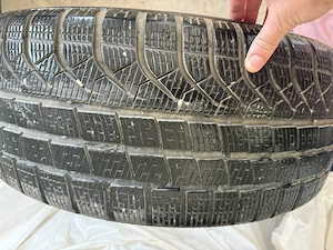 Anvelope iarna Pirelli 245/50/R19 .Achizitionate de noi,cu factura ,folosite 1 Saxon 2025/2026. - imagine 2