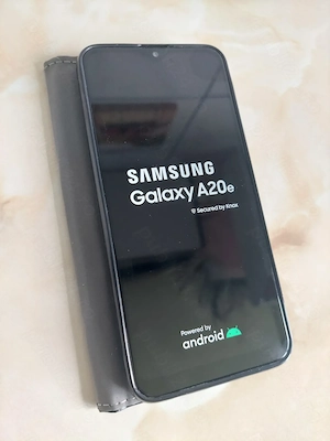Vând Samsung Galaxy A20e albastru [impecabil] + husă BONUS [poze reale]