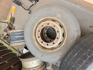 4 Jante Motrica cu Cauciucuri uzate (20%) + 2 Jante Remorca. - imagine 3