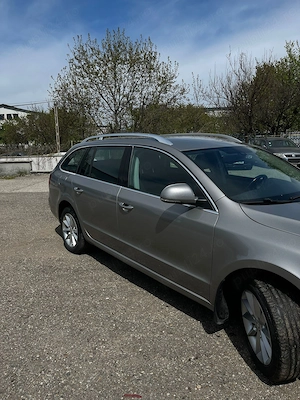 Skoda Superb 2011 - imagine 2