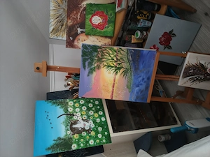 De vânzare tablouri și ouă de struț pictate.