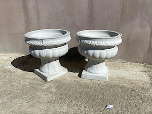 De vanzare ghivece decorative din beton , 45 cm înaltime.