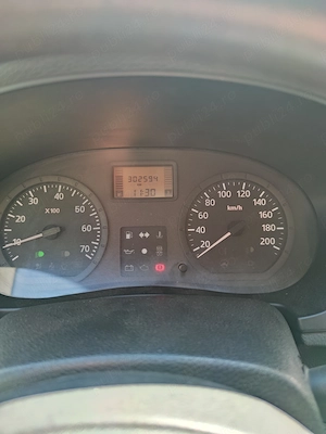 Vand Logan 2006 , km 303000 , gaz+benzina , starea tehnica si estetica conform varstei , pret 700 eu - imagine 5