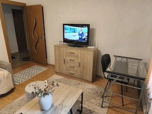 Dau în chirie garsonieră cf.I, la parter 4 în bloc de garsoniere, în cartierul Dâmbul Pietros.