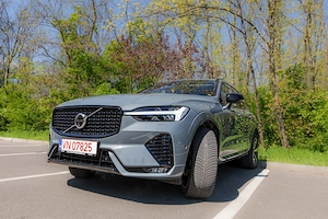 Volvo XC60 B5 Awd Ultimate Dark 250CP - imagine 4