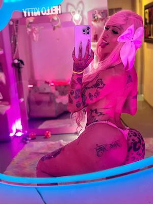   Erica   Stăpâna Ta: Show Web, Sexting și Clipuri Premium