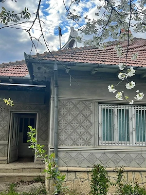 Se vinde casă pentru o familie locuit permanent  - imagine 3