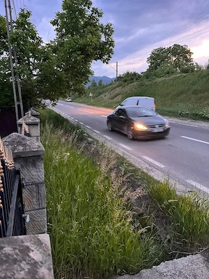 Se vinde casă pentru o familie locuit permanent  - imagine 2