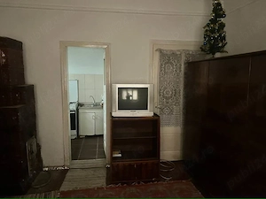 Se vinde casă pentru o familie locuit permanent  - imagine 5