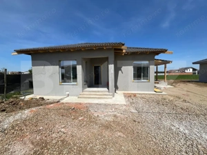 Casa individuala Santandrei cu placa de beton si gard imprejmuire la cheie