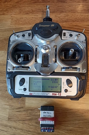 Vand radiocomanda navomodel Graupner JR MX-12 in set cu receptor aeromodel - modelism