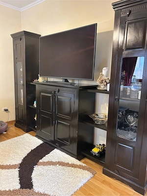 vand mobilier din lemn masiv