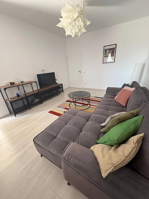 Ap 2 cam decomandat, bloc nou   mobilat și utilat, 2 balcoane, loc de parcare inclus - 420 Euro