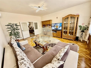 Apartament la casa cu 4 camere  204 mp curte 150mp Piata Cibin