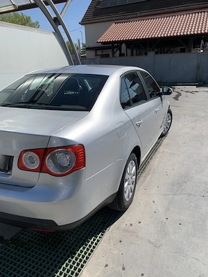 Vand Volkswagen Jetta Berlina, 1.6 Benzina, an 2006 - imagine 4