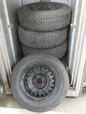 Set roti cu cauciucuri de iarna 215/65R16, set capace si set jante tabla originale Renault. - imagine 3