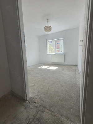 Vand apartament 3 camere ,renovat  - imagine 2