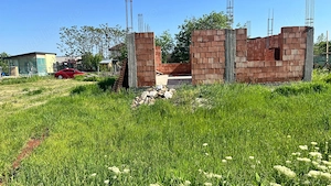 Teren de vânzare cu construcție începută   ideal pentru locuință într-o zonă liniștită - imagine 4