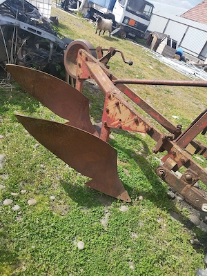 Vind acest plug și unul mai mic,5 grape cu suport de luat in tirant la tractor - imagine 3