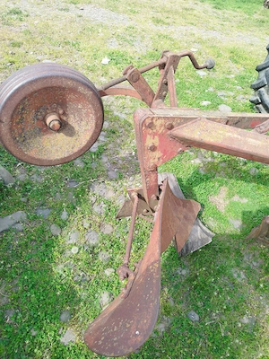 Vind acest plug și unul mai mic,5 grape cu suport de luat in tirant la tractor