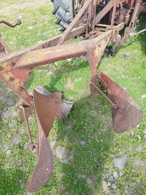 Vind acest plug și unul mai mic,5 grape cu suport de luat in tirant la tractor - imagine 2
