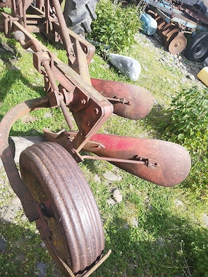 Vind acest plug și unul mai mic,5 grape cu suport de luat in tirant la tractor - imagine 4