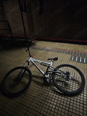 vand bicicleta haro ( cititi descrierea )