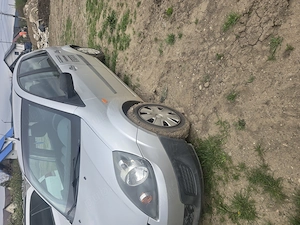 Vând pentru dezmembrat Ford Fiesta, an fabricație 2006 ,motor 1,4 diesel cu 90.000 km reali  - imagine 2