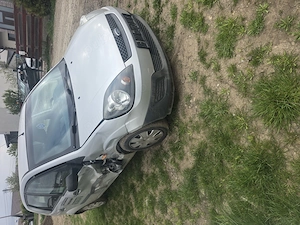 Vând pentru dezmembrat Ford Fiesta, an fabricație 2006 ,motor 1,4 diesel cu 90.000 km reali  - imagine 3