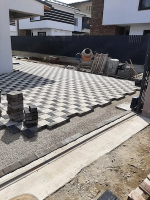 Ofer servicii complete de amenajări curți cu pavele.