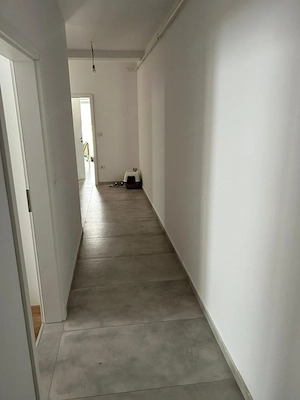 Decomandat. La asfalt. Mobilat si utilat. Bucatarie inchisa. Etaj intermediar - imagine 9