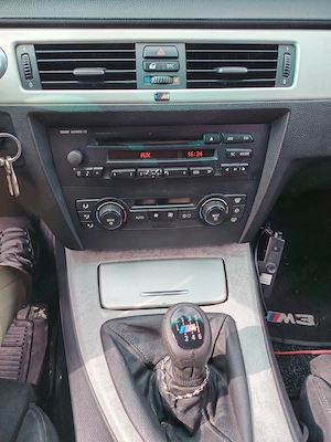 Vand e90 2.0tdi pachet M din fabrica cu reviziile la zi! - imagine 2