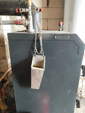 Vând cuțite,șorț,mânușă,cuțite,masaturi și vând suport pentru cuțite de abator  - imagine 2