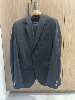 Costum McNeal Marime 50 purtat 1 data