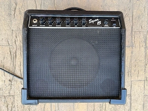 model Squier 15 amplificator chitara