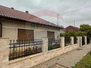 Casă / Vilă cu 5 camere de vânzare în Aleșd zona Ultracentral - imagine 2