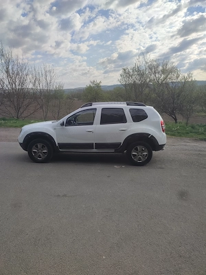 Vând Dacia Duster 4x4 diesel euro 6  - imagine 6