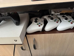 oferta consola jocuri  Xbox one S model 1 tb 1000 gb  FIFA 2024 joc complet 4 controlere - imagine 3