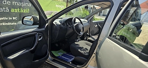 Dacia Duster 4x4 an 2011 motor 1500 cm3 diesel 198000 km carte service  - imagine 8