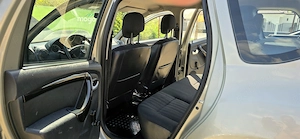 Dacia Duster 4x4 an 2011 motor 1500 cm3 diesel 198000 km carte service  - imagine 7