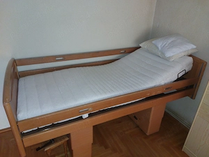Vând 2 paturi de spital din lemn