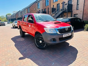 Vând Toyota Hilux 2.5 pickup 4x4 2012 km reali 70000 mille 2x Chei  - imagine 2