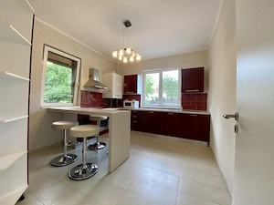 Apartament in vila pe 2 etaje, 174 mp utili, 5 camere, 2 bucatarii, 2 bai, terasa, parcare in curte. - imagine 4