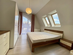 Apartament in vila pe 2 etaje, 174 mp utili, 5 camere, 2 bucatarii, 2 bai, terasa, parcare in curte. - imagine 9