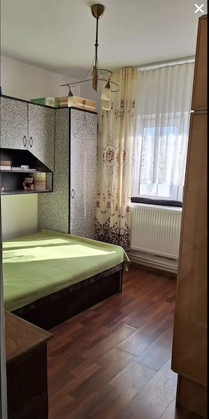 Vând apartament cu 3 dormitoare baie si bucatarie 