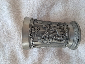 Pahar metalic cu gravuri deosebite