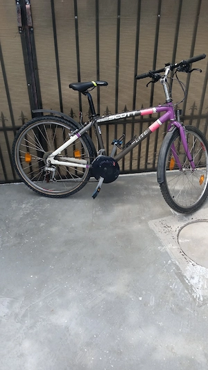 vând două biciclete roti 26 este stare foarte buna funcționare 