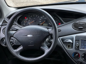 De vânzare Ford focus an 2002 1.6 benzină proprietar acte la zi climă proiectare geamuri electrice c